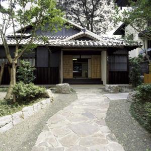 una casa japonesa con una pasarela de piedra en Kumamoto Washington Hotel Plaza en Kumamoto
