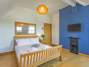 a bedroom with a bed with a blue wall at 2 bed in Harrogate 87817 in Harrogate