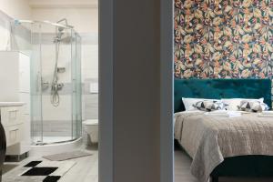 una camera con letto blu e doccia di KONSTANZER Q-Residence a Iaşi