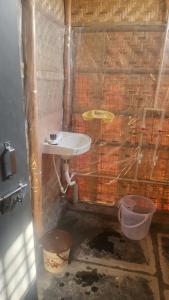 un bagno in costruzione con lavandino in angolo di Osho's Organic Resort Hampi a Hampi