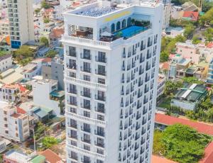uma vista aérea de um edifício branco em Daphovina Hotel em Nha Trang