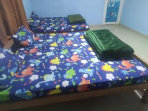 馬蒂寇裡的住宿－Green Coorg Homestay，床上的被子里放着动物