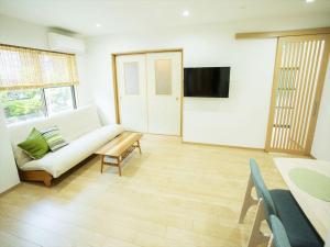 salon z białą kanapą i stołem w obiekcie Kyoto - House / Vacation STAY 73616 w mieście Kioto