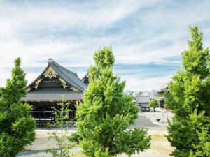 Świątynia z drzewami przed nią w obiekcie Kyoto - House / Vacation STAY 73616 w mieście Kioto