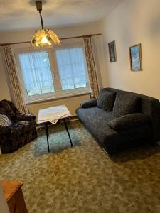 a living room with a couch and a table at Ferienwohnungen Behling am Schufutsberg in Liepe