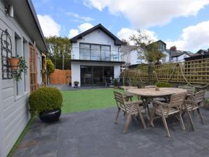 比迪福德的住宿－3 Bed in Bideford 79552，庭院配有木桌和椅子