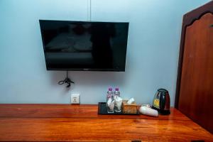 TV a/nebo společenská místnost v ubytování Golden Bakong Boutique