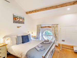 3 Bed in Settle 76650 في Stainforth: غرفة نوم عليها سرير وفوط