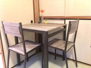une table et deux chaises assises à côté d'une table dans l'établissement 10 minutes direct to Shibuya Crossing! Heart of Tokyo! Kamiuma, à Tokyo