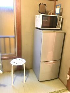 Elle comprend un four micro-ondes et un réfrigérateur avec un tabouret. dans l'établissement 10 minutes direct to Shibuya Crossing! Heart of Tokyo! Kamiuma, à Tokyo