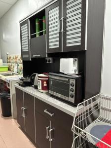 Кухня или мини-кухня в BOTANI LOFT HOMESTAY
