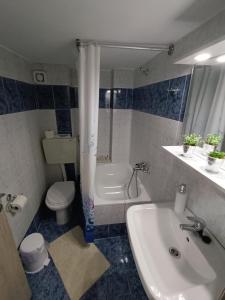 La salle de bains est pourvue d'un lavabo, d'une baignoire et de toilettes. dans l'établissement Thes house, à Thessalonique