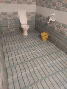 馬蒂寇裡的住宿－Green Coorg Homestay，铺有瓷砖地板,设有带卫生间的浴室