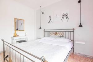 een slaapkamer met een bed met spin tekeningen aan de muur bij Ambra's bright apartment in Rome