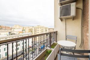 een balkon met een tafel en uitzicht op de stad bij Ambra's bright apartment in Rome