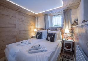 a bedroom with a bed with white sheets and pillows at Chalet Lobhornblick in Wengen