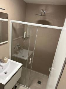 een badkamer met een douche en een wastafel bij Casa Guido Eco Friendly in Lecce