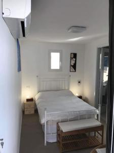 een slaapkamer met een wit bed en een raam bij Casa Guido Eco Friendly in Lecce