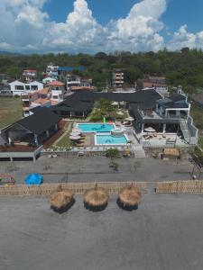 een luchtzicht op een resort met een zwembad bij The Nordic House in Bacnotan