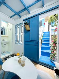 Pokój z niebieskimi drzwiami i białym stołem w obiekcie RARE 200m2 4BR Private house @ Hoan Kiem 13pax w mieście Hanoi