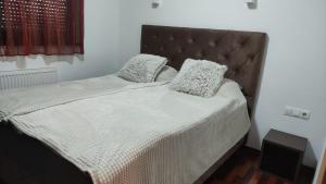 een bed met twee kussens in een slaapkamer bij Apartman Pio - near the tram station and Lake Jarun in Zagreb
