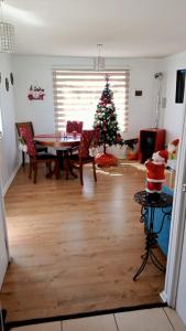 una sala de estar con un árbol de Navidad y una mesa en Casa Her Pto Montt 3Dorm, en Llanquihue