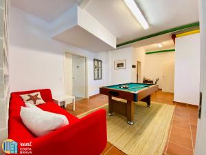 プラヤ・デアロにあるVilla Vistaのリビングルーム(赤いソファ、ビリヤード台付)