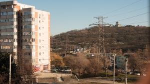 un edificio alto con una colina en el fondo en Konstanzer Nicolina12 en Iaşi