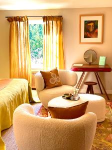 a living room with a couch and a chair at Le Pavillon de Galon in Cucuron