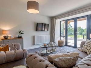 a living room with a couch and a table at 2 Bed in Usk 83993 in Trostrey