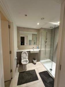 Koupelna v ubytování London - Apartment - Sleeps 2 - Garden - Pool