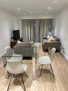 TV a/nebo společenská místnost v ubytování London - Apartment - Sleeps 2 - Garden - Pool
