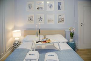 um quarto com 2 camas e uma bandeja de frutas numa mesa em Maya's Flats & Resorts 56 - Szafarnia em Gdansk