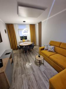 uma sala de estar com um sofá e uma mesa em Apartament Lux Lemon em Jelenia Góra