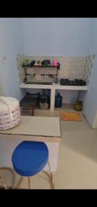 Halangan的住宿－Homestay Pandan，一张桌子前的蓝色椅子