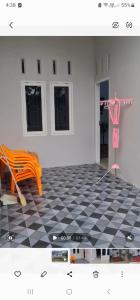 Halangan的住宿－Homestay Pandan，一间设有篮球架和橙色长凳的房间