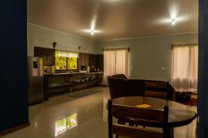 un soggiorno con tavolo e cucina di Akira Lodge a Monteverde Costa Rica