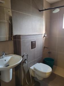Phòng tắm tại Le Malabar Hotel Near KIMS Al Shifa Hospital