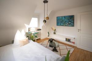 1 dormitorio con cama blanca y ventana en Meerjungfrau - W14, en Ulm