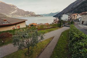 レッツェノにあるVillaGrassi - Charming Villa by Lake Comoの湖と山の町並み