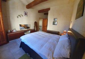 um quarto com uma cama grande e uma televisão em Arthome - guest rooms em Gharb