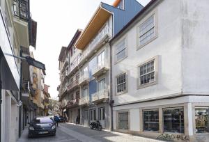 ein Auto, das vor einem Gebäude in einer Straße geparkt ist in der Unterkunft S. Bento Downtown Apt in Porto