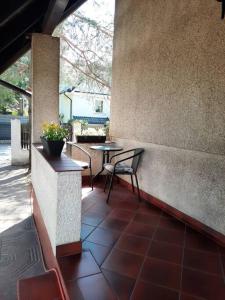 un patio con una silla y una mesa con una planta en Pegaz 3, en Sopot
