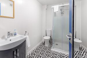 uma casa de banho com um WC, um lavatório e um chuveiro em City Centre Studio 6 with Kitchenette, Free Wifi and Smart TV by Yoko Property em Middlesbrough