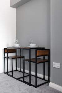 een zwarte tafel met twee stoelen in een kamer bij City Centre Studio 6 with Kitchenette, Free Wifi and Smart TV by Yoko Property in Middlesbrough