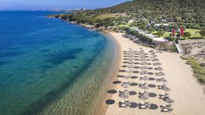 una vista aerea su una spiaggia con sedie e ombrelloni di Hotel La Rocca Resort & Spa a Baja Sardinia