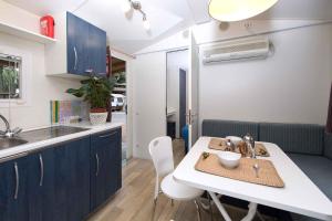 Η κουζίνα ή μικρή κουζίνα στο Mobilehomes in Lido di Spina 21307