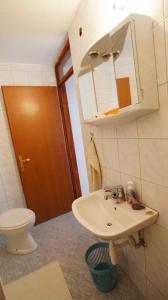 y baño con lavabo y aseo. en Holiday home in Semic - Kranjska (Krain) 26078, en Semič