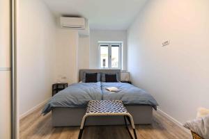 ein Schlafzimmer mit einem Bett und einem Stuhl darin in der Unterkunft Apartment in Sv. Filip i Jakov 44164 in Sveti Filip i Jakov