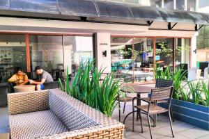 En restaurang eller annat matställe på Fully-furnished Condo Accommodation in Makati